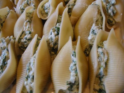 Макароны фаршированные сыром и шпинатом. фото рецепты гарниров