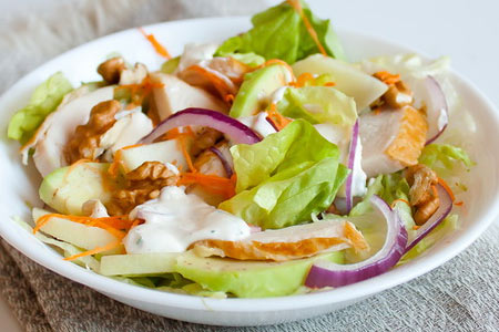 Салат с копченой курицей и грецкими орехами фото рецепт