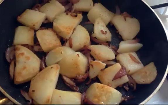 Пошаговый рецепт жареной картошки с красным луком фото рецепты вторых блюд