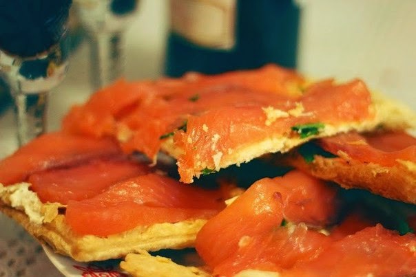 Быстрая и легкая закуска к вину - лосось с творожным сыром и зеленью на слоеном тесте фото рецепты закусок