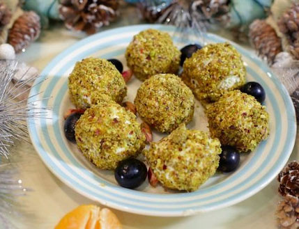 Сырные шарики с виноградом и фисташками фото рецепты закусок